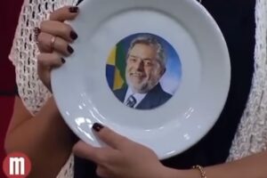Adriana Ferrari fez três tentativas no programa 'Mulheres'. Atriz tentar quebrar prato com foto de Lula e ex-presidente ironiza; vídeo
