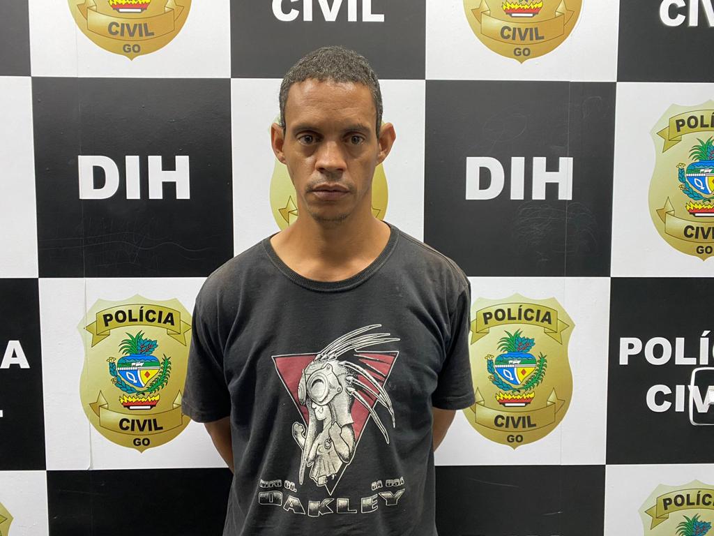Homem é preso por espancar namorada até a morte após alegar que ela foi vítima de traficantes em Goiânia
