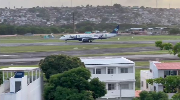 Avião com problemas no trem de pouso faz aterrisagem de emergência no Recife (Foto: Reprodução)