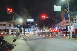 Motociclista morre após ultrapassar sinal vermelho, atropelar pedestre e colidir contra palmeiras em Goiânia