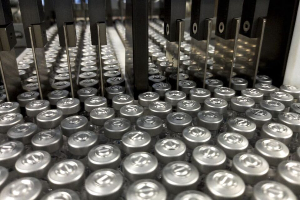 BioNTech e Pfizer começarão a testar vacina universal contra coronavírus