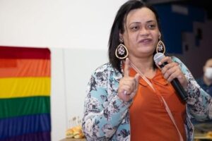 Estudante trans denuncia que foi chamada de ‘traveco’ por motorista de aplicativo em Goiânia