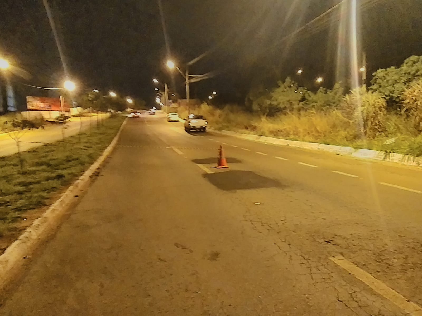 Pedestre sofre ferimentos graves após ser atropelado por caminhonete em Goiânia