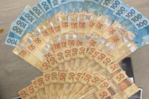 Três pessoas estão presas suspeitas de tentar subornar um agente penitenciário para entregar drogas, dinheiro e máquinas de cartão de crédito à um detento. O crime aconteceu nesta segunda-feira (2), na Unidade Prisional Regional (UPR) de Águas Lindas de Goiás. As informações são da Diretoria-Geral de Administração Penitenciária (DGAP).