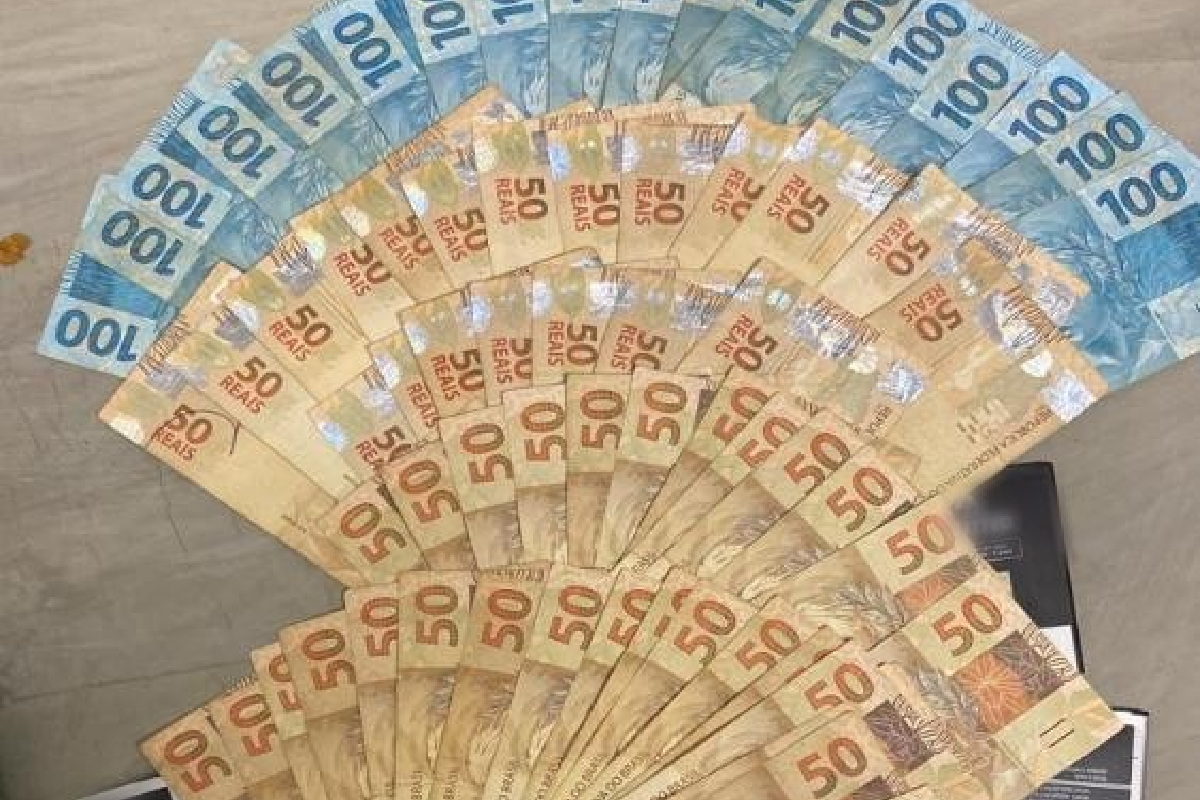 Três pessoas estão presas suspeitas de tentar subornar um agente penitenciário para entregar drogas, dinheiro e máquinas de cartão de crédito à um detento. O crime aconteceu nesta segunda-feira (2), na Unidade Prisional Regional (UPR) de Águas Lindas de Goiás. As informações são da Diretoria-Geral de Administração Penitenciária (DGAP).