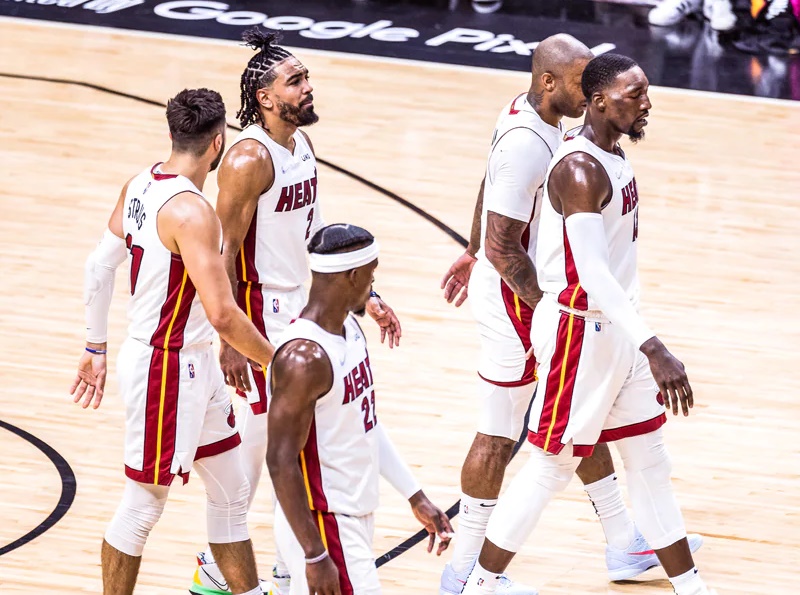 Jogadores do Miami Heat comemoram vitória sobre os Celtics