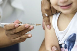 Vacinação de crianças (Foto: Agência Brasil)