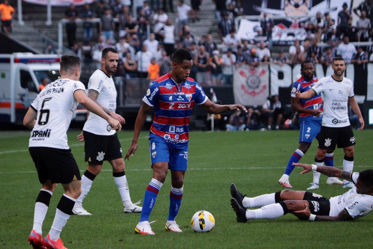 Jogo entre Corinthians e Fortaleza no Brasileirão