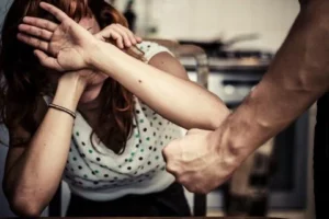 Vítima relatou as agressões quando a PM chegou na residência (Foto: Reprodução/Jus Brasil)