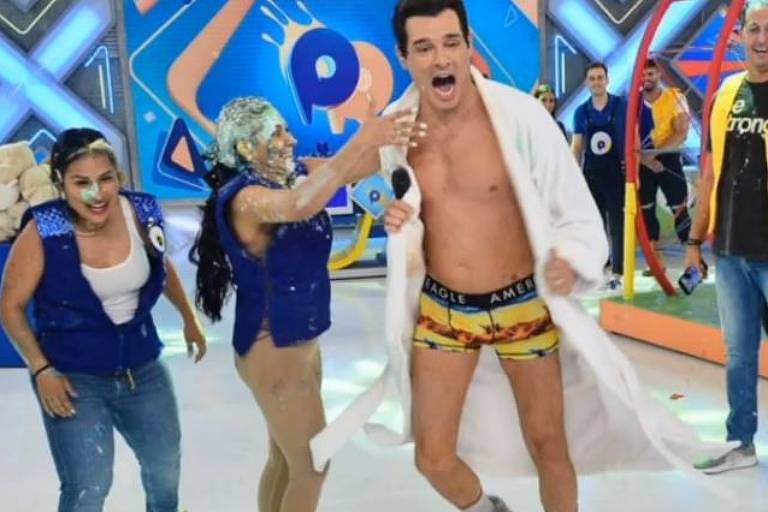 Apresentador foi um dos assuntos mais comentados no Twitter. Celso Portiolli surpreende ao ficar de cueca no Domingo Legal; fotos