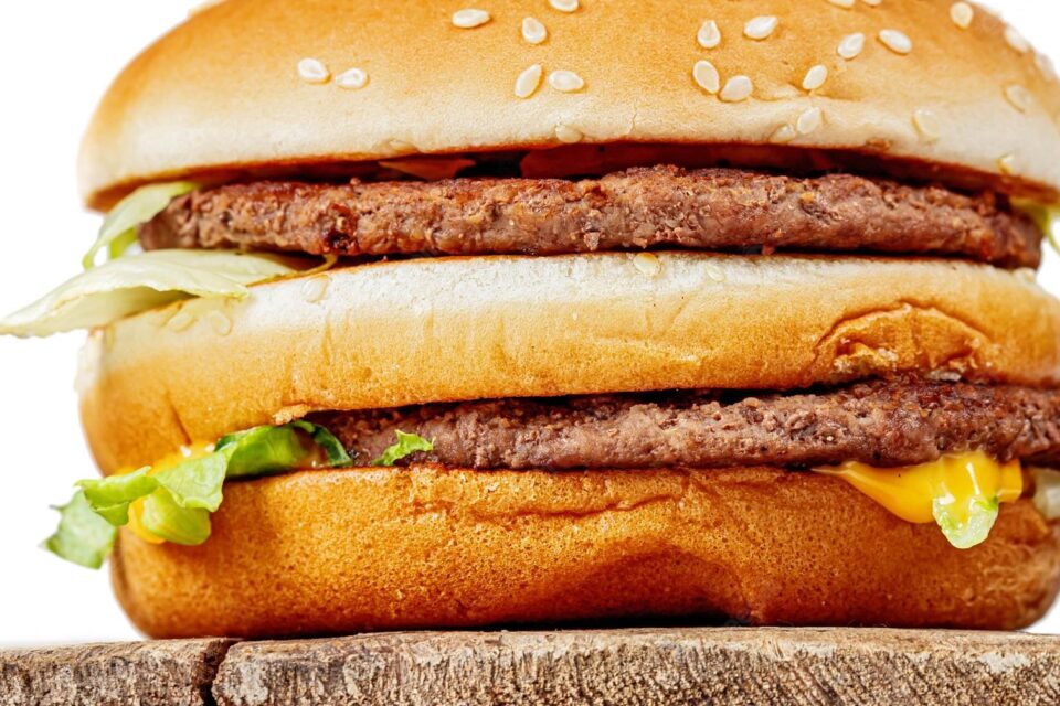 Órgão de defesa do consumidor detecta produtos químicos plásticos em alimentos do McDonald's e Burger king alimentos prontos no país