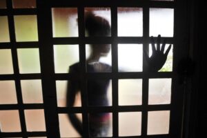 Homem é preso espreitando delegacia de Itumbiara, enquanto a ex o denunciava
