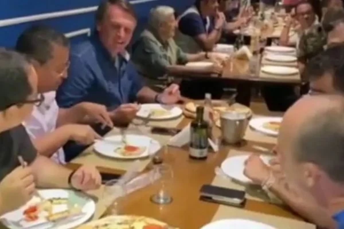 Chef prova comida antes de Bolsonaro comer, m João Pessoa (PB)