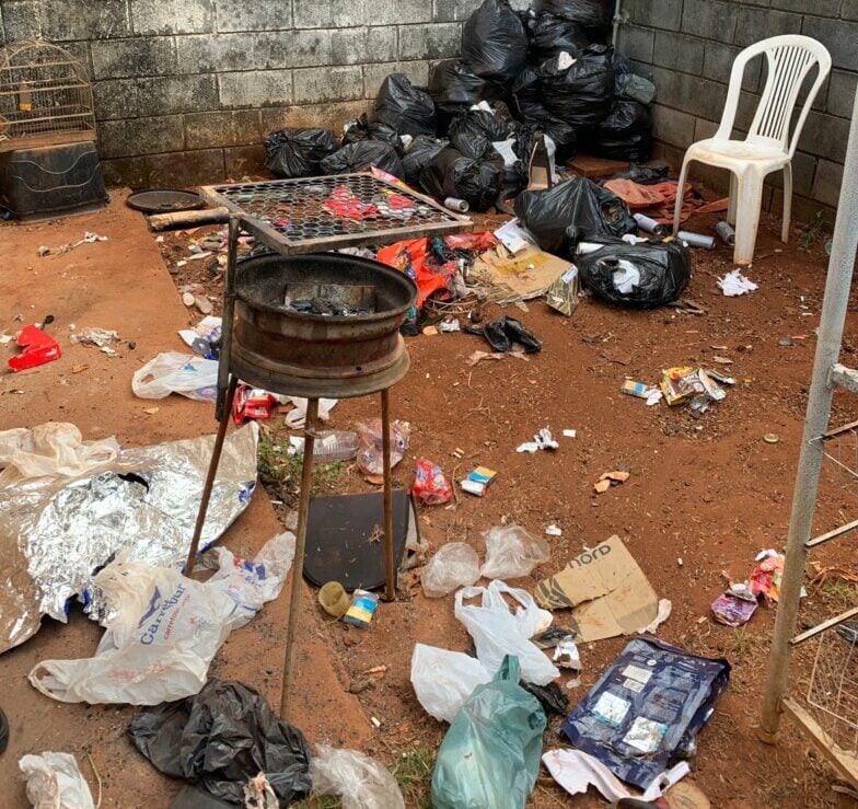 Cachorro vivia em um local sujo em meio a entulhos, em Goiânia