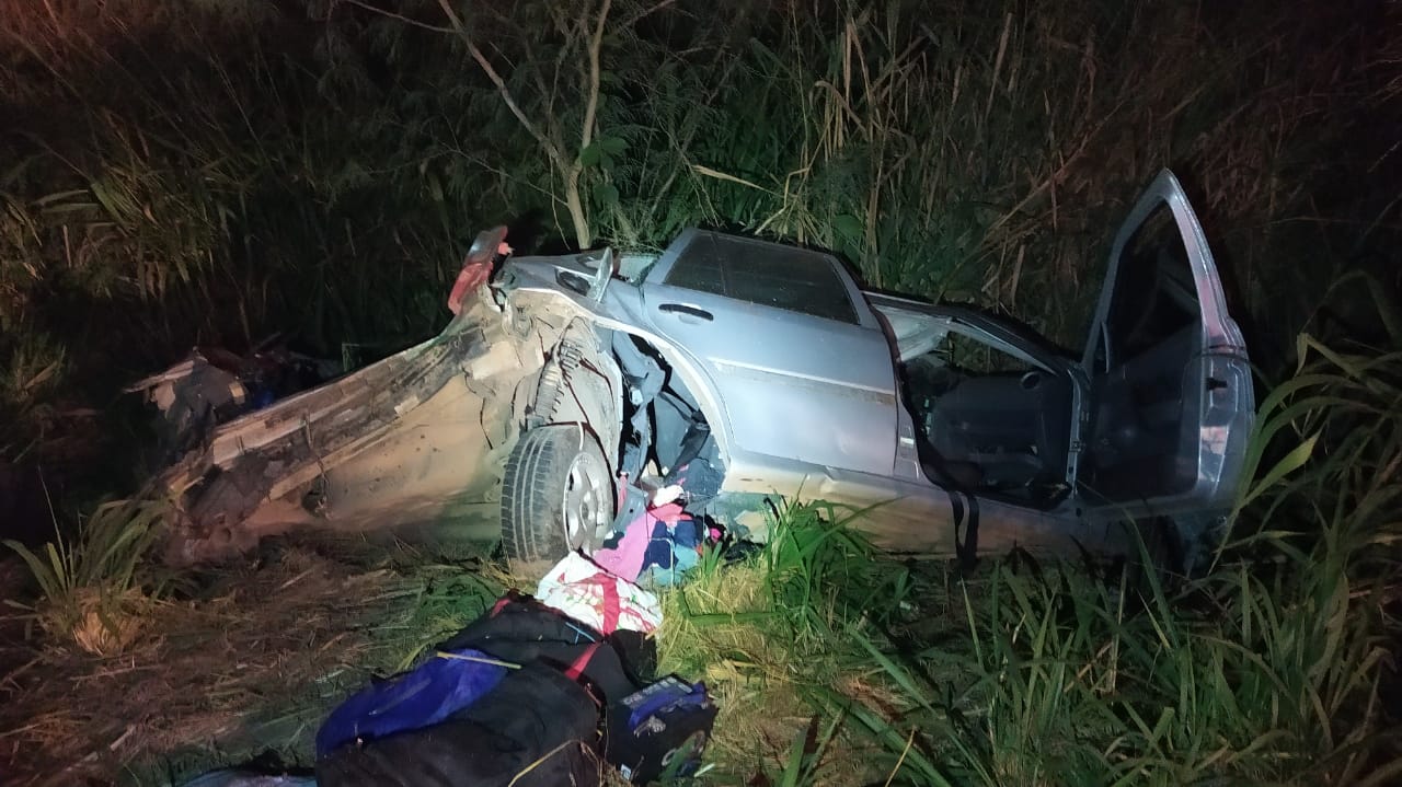 Avô e neto morrem em colisão entre carro e caminhão na BR-153 em Jaraguá