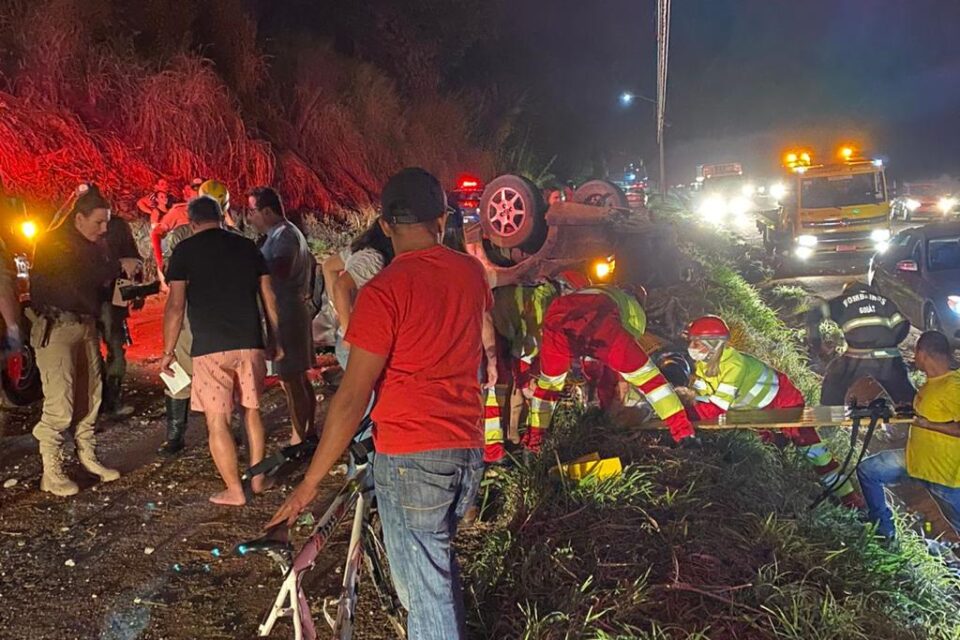 Populares que passavam pelo local acompanharam o trabalho de resgate (Foto: Divulgação/Bombeiros)