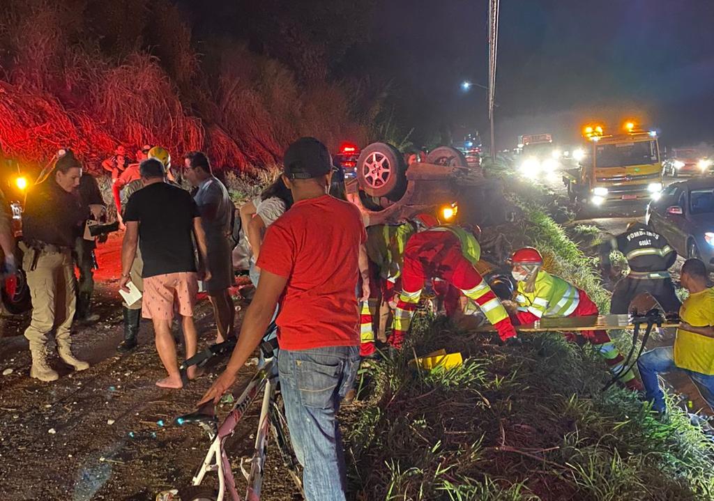 Populares que passavam pelo local acompanharam o trabalho de resgate (Foto: Divulgação/Bombeiros)