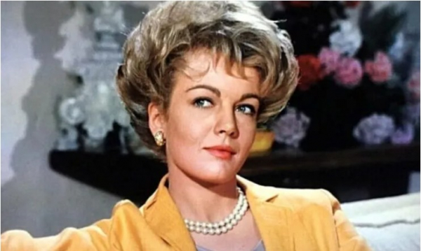 Atriz Joanna Barnes, que atuou em 'Operação Cupido', morre aos 87 anos