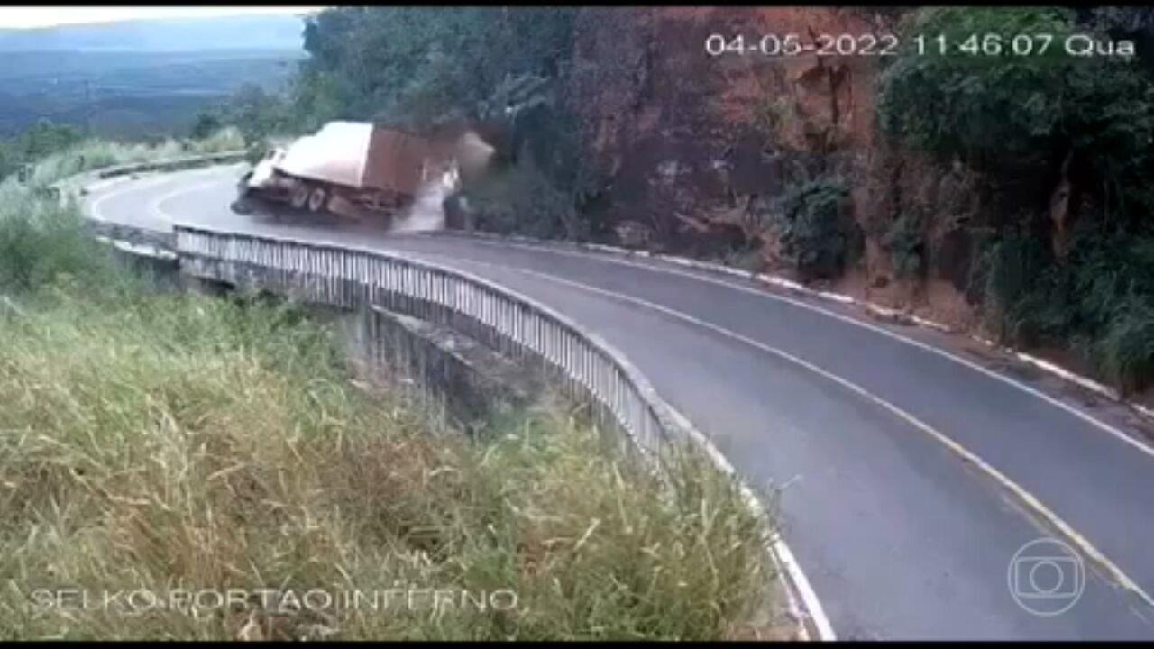 Homem teve uma fratura na perna. Vídeo: caminhão cai de precipício de 75 m e motorista sobrevive, na Chapada dos Guimarães (MT)