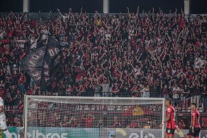 Torcida do Atlético Goianiense no Accioly