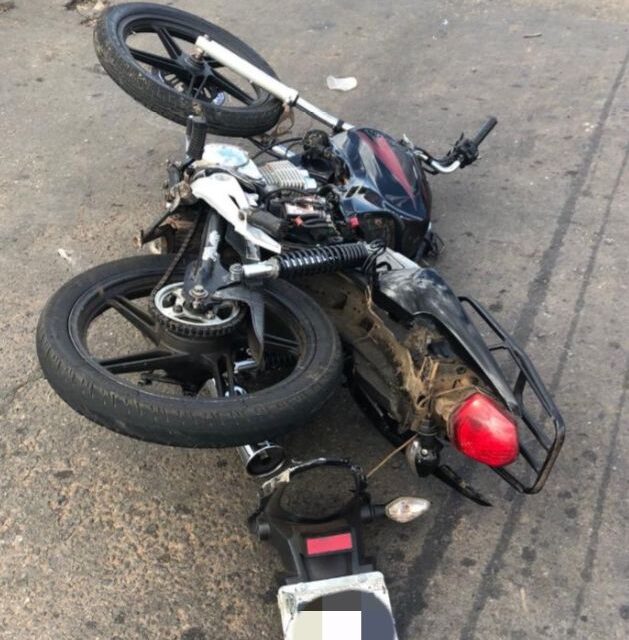 Motocicleta utilizada na fuga (Foto: Divulgação/PM)