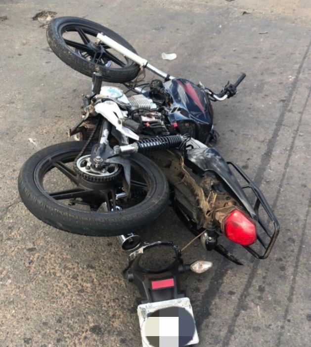 Motocicleta utilizada na fuga (Foto: Divulgação/PM)