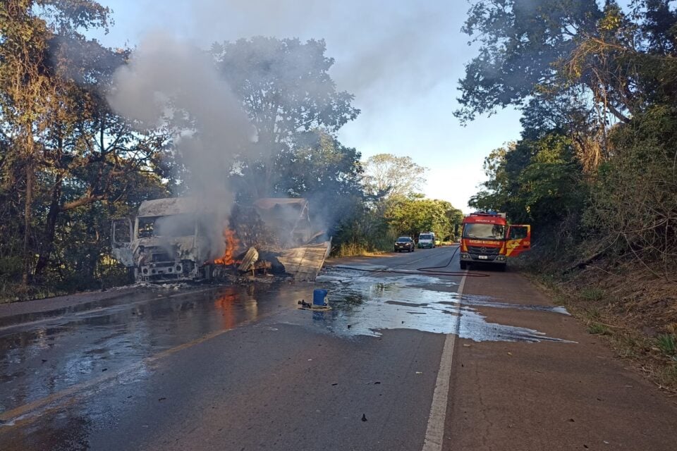 Parte da pista precisou ser interditada (Foto: Divulgação/Bombeiros)