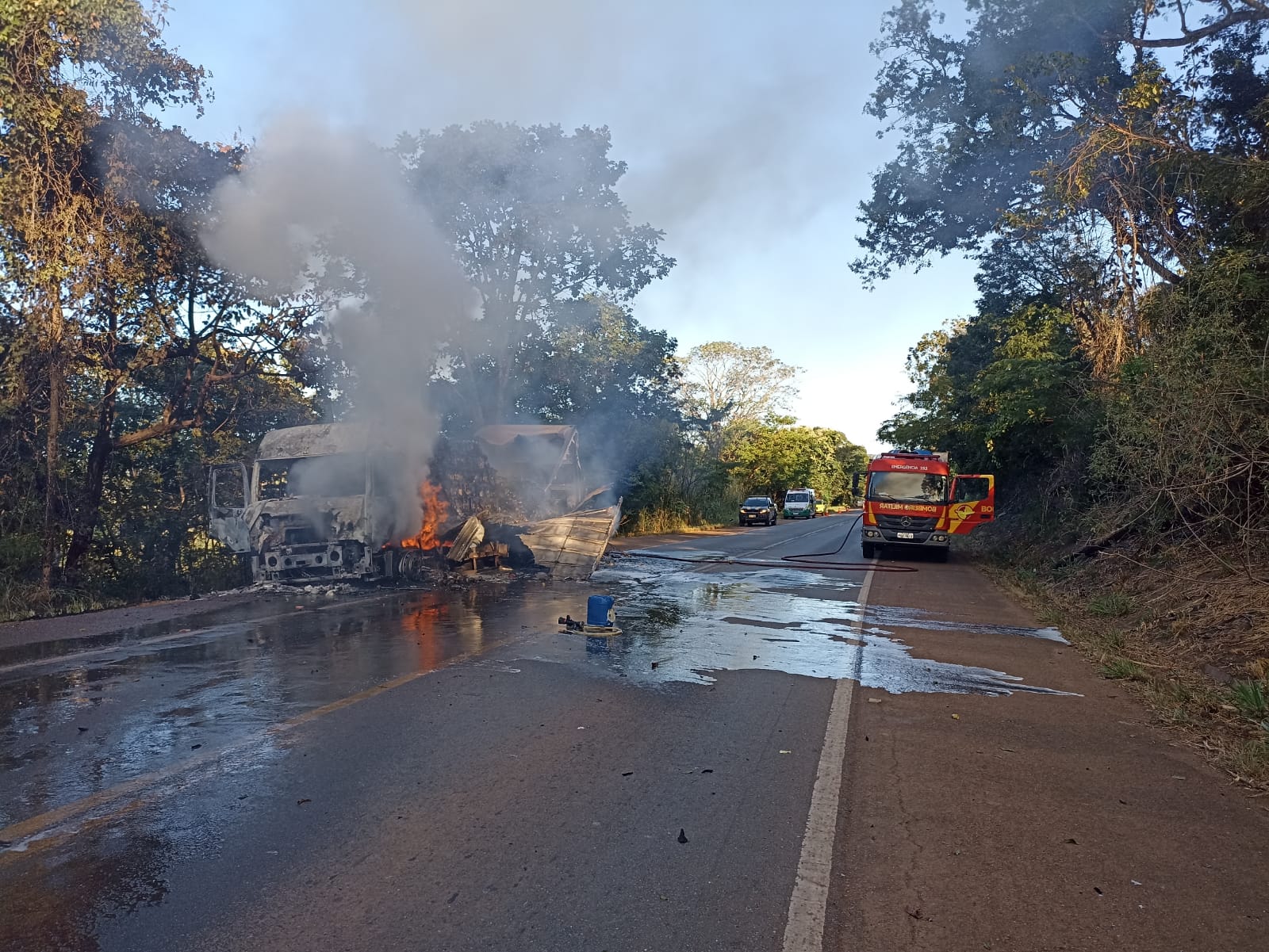 Parte da pista precisou ser interditada (Foto: Divulgação/Bombeiros)