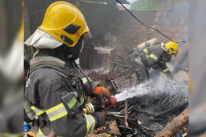Incêndio destrói garagem de residência, em Anápolis (GO)