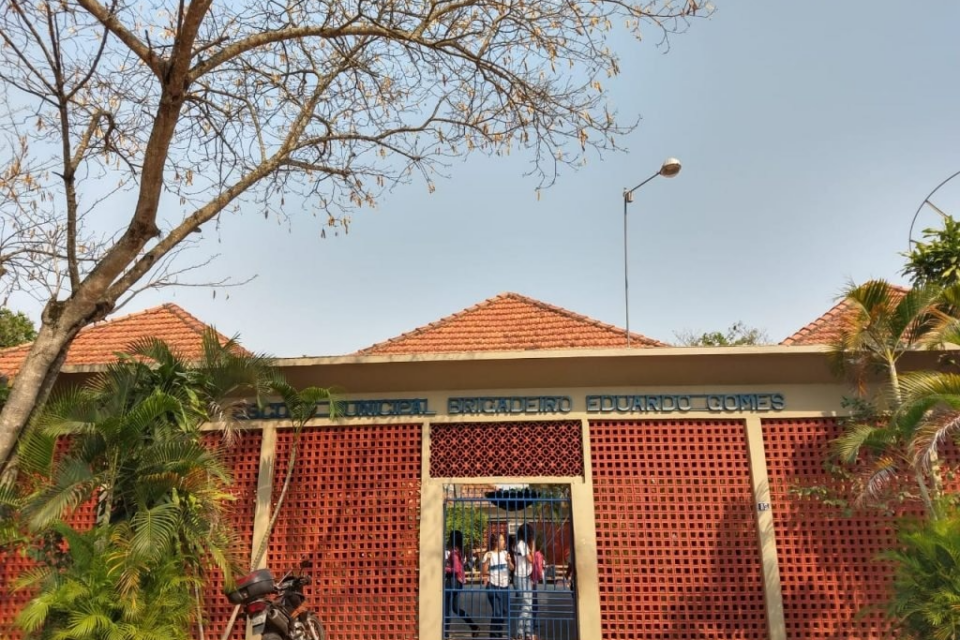 Vítimas são duas meninas um menino, todos de 14 anos. Três adolescentes são esfaqueados dentro de escola no RJ
