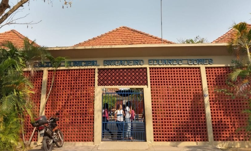 Vítimas são duas meninas um menino, todos de 14 anos. Três adolescentes são esfaqueados dentro de escola no RJ