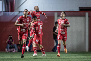Jogadores do Vila Nova comemorando gol marcado no OBA