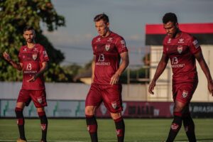 Jorginho, Churin e Wanderson durante treinamento