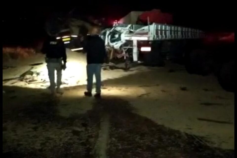 Outras duas carretas se envolveram em uma batida lateral que resultou em um derreamento de carga de soja na via