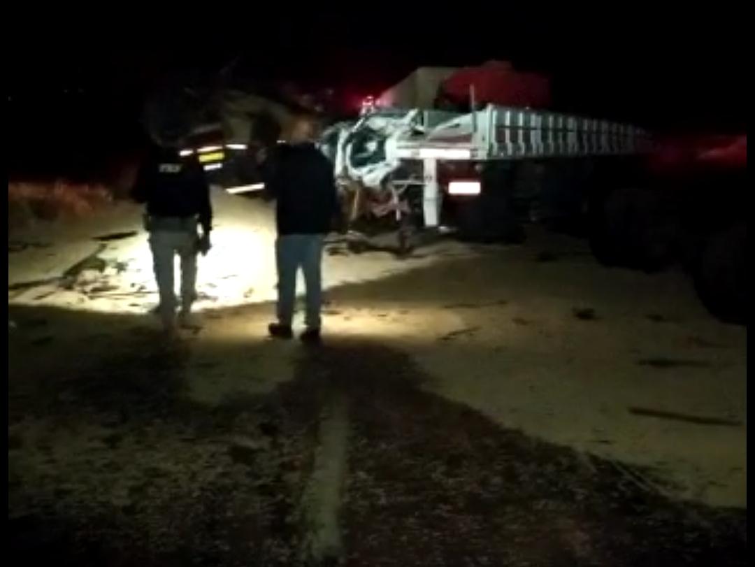 Outras duas carretas se envolveram em uma batida lateral que resultou em um derreamento de carga de soja na via