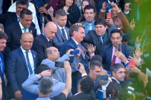 Bolsonaro cercado de religiosos na saída de templo em Campinas, Goiânia (Foto: Jucimar de Sousa/Mais Goiás)
