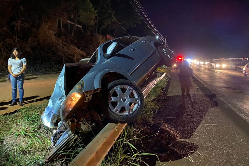 Motorista do Vectra fugiu do local (Foto: Divulgação/Bombeiros)
