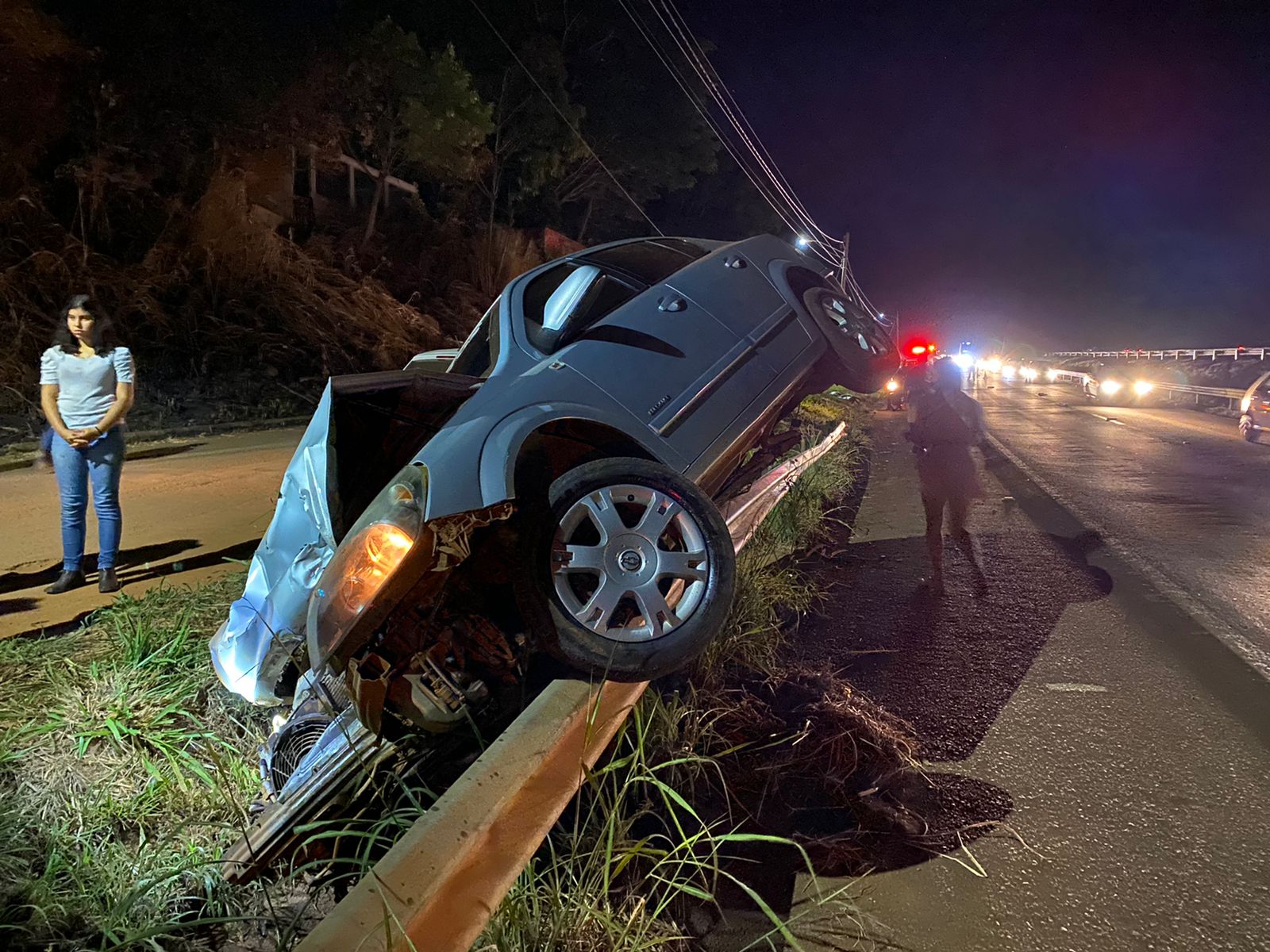 Motorista do Vectra fugiu do local (Foto: Divulgação/Bombeiros)
