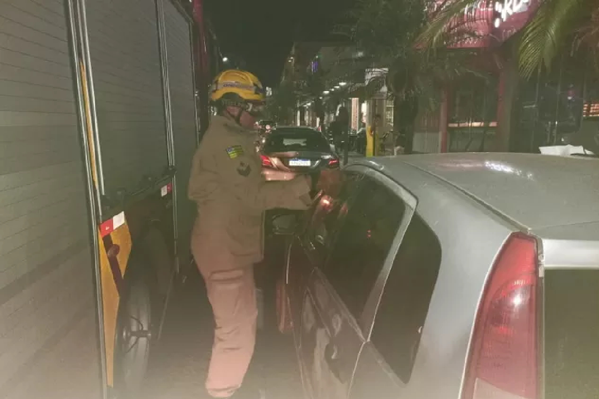 O Corpo de Bombeiros resgatou uma criança que havia ficado presa dentro de um carro, na cidade de Goianésia, Centro de Goiás. O caso ocorreu no domingo (1), na esquina da Avenida Goiás com a Avenida Mato Grosso, por volta das 20h.