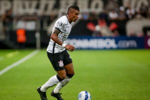 Paulinho sentiu o joelho e ficará de fora do confronto da Libertadores