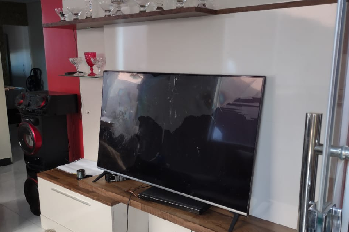 No tempo em que ficou na casa, o sujeito quebrou a televisão da sala (Foto: Divulgação – PC)