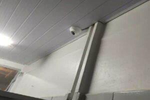 Alunos de colégio de Goiânia denunciam câmeras no banheiro