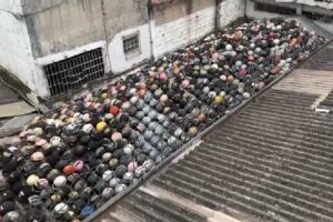 Polícia acha 'cemitério' de capacetes de moto no centro de São Paulo (Foto: Reprodução)