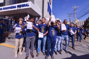 Agentes da Polícia Rodoviária Federal (PRF) fizeram a entrega simbólica de cargos de chefia da corporação em Goiás. (Foto: Jucimar de Sousa/Mais Goiás)