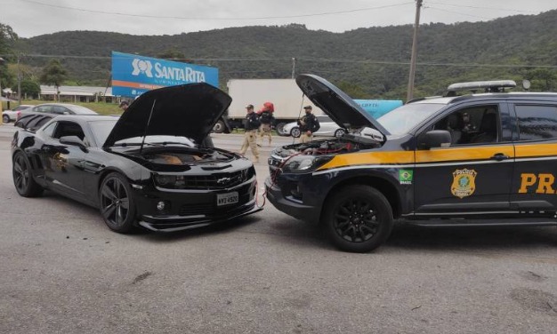 'Batman' fica sem bateria no batmóvel e pede ajuda a policiais em Santa Catarina. Herói estava na BR 101, próximo a Biguaçu