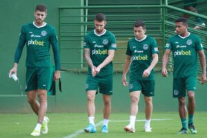 Jogadores do Goiás durante treinamento