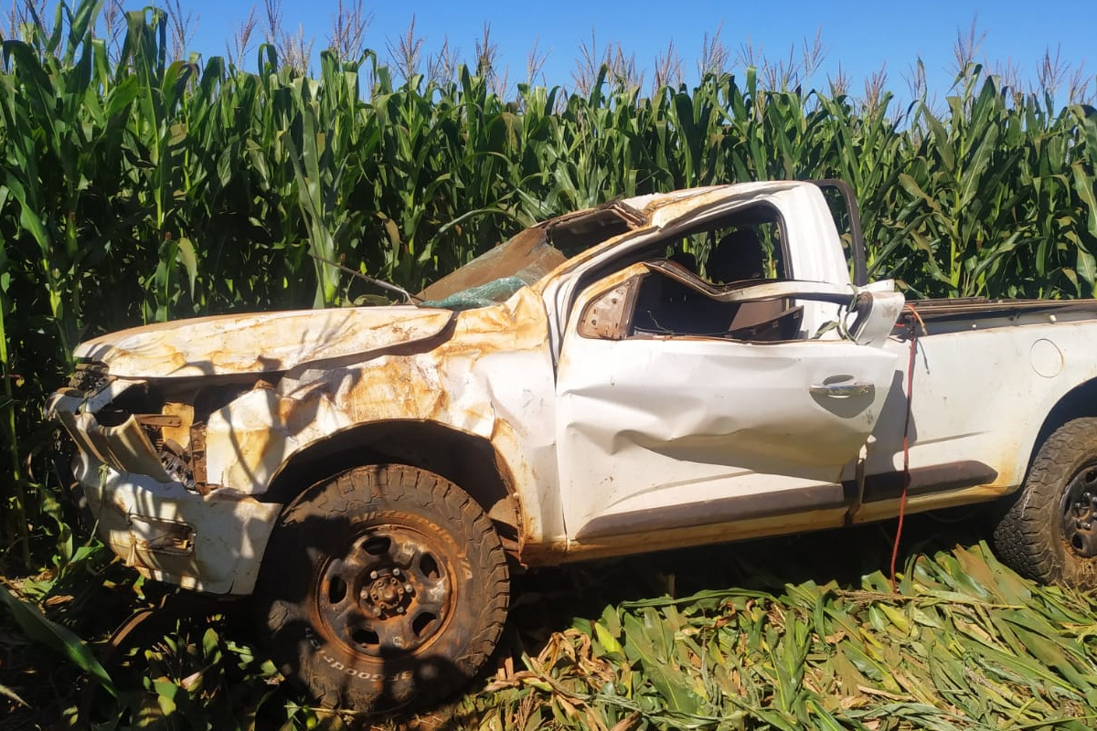 Um motorista de 47 anos morreu após ter sido arremessado para fora da caminhonete que dirigia, por não usar cinto de segurança. O grave acidente aconteceu na madrugada deste domingo (22), após o veículo capotar na BR-158, próximo ao município de Caiapônia, região sudoeste de Goiás.