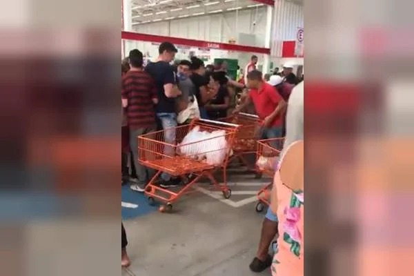 Uma promoção de cebolas causou confusão em um supermercado do DF. Isso porque clientes disputaram para comprar o produto vendido a R$ 0,99. (Foto: reprodução)