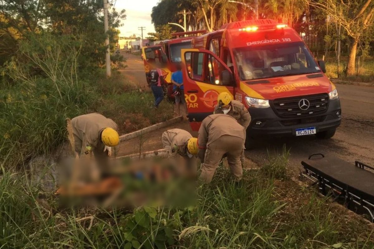 O Corpo de Bombeiros resgatou um ciclista que caiu de um barranco, no final da tarde deste domingo (1°), na cidade de Inhumas, na região metropolitana de Goiânia. Segundo os militares, a vítima caiu de aproximadamente quatro metros de altura.