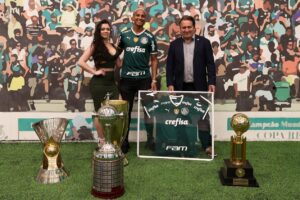 Deyverson recebendo homenagem no Palmeiras